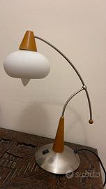 Lampada da tavolo moderna