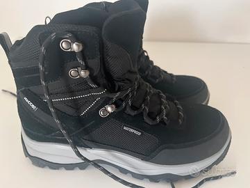 Scarponi da montagna nuovi