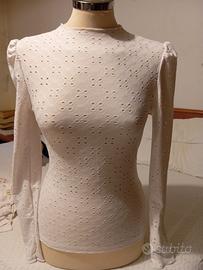 Maglia aderente e traforata