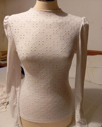 Maglia aderente e traforata