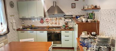 Cucina completa con cappa inox, forno, fornelli e