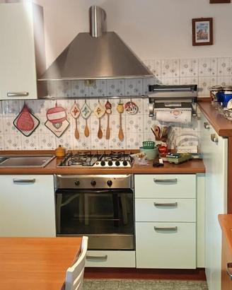 Cucina completa con cappa inox, forno, fornelli e