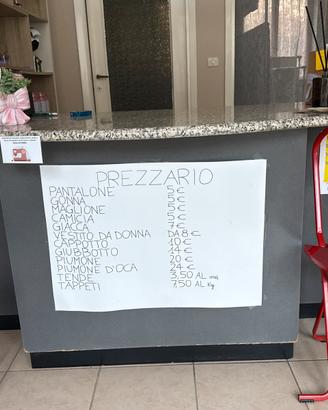 Mobile multiuso con ampio piano e vani contenitori