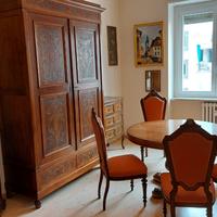 Tavolo tondo sedie quadri