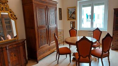 Tavolo tondo sedie quadri