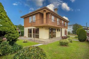 Casa indipendente di 230 m² con 5 locali e box aut
