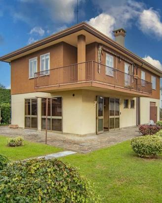 Casa indipendente di 230 m² con 5 locali e box aut