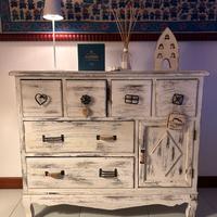 Mobile shabby con cassetti e antine