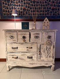 Mobile shabby con cassetti e antine