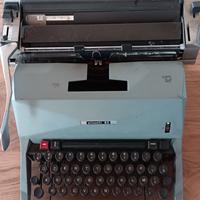 Macchina scrivere Olivetti 82