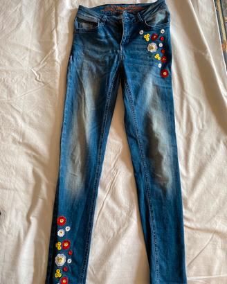 Jeans Desigual con applicazioni