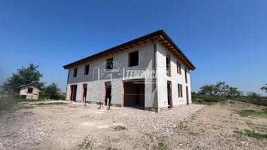 PORZIONE DI CASA AL GREZZO CON GIARDINO