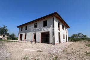 PORZIONE DI CASA AL GREZZO CON GIARDINO