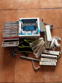 Nintendo Wii + 17 giochi + 4 telecomandi + pesi