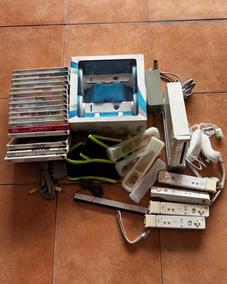 Nintendo Wii + 17 giochi + 4 telecomandi + pesi