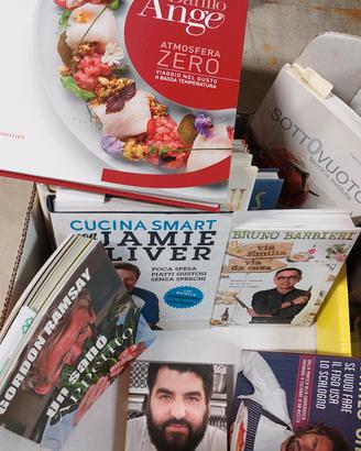 24  libri di cucina al prezzo totale di 60 euro 