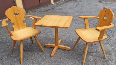 Tavolino con due sedie in legno stile tirolese
