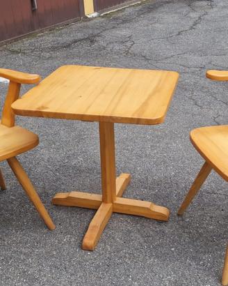 Tavolino con due sedie in legno stile tirolese