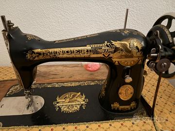 Macchina da cucire Singer antica a pedale con mobi