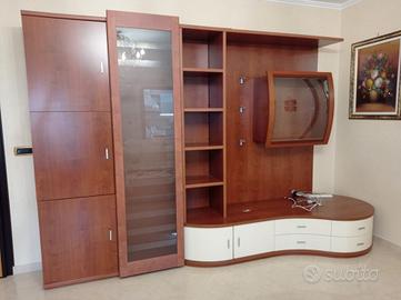 Parete attrezzata in buono stato