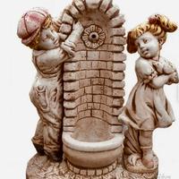 Fontana in calcestruzzo con  bimbi