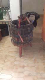 Torchio e botte vetroresina vino