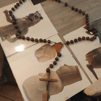 collana e croce in legno più un crocifisso di meta