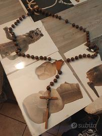 collana e croce in legno più un crocifisso di meta