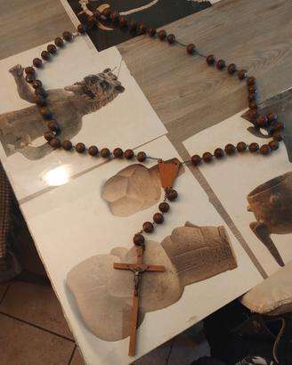 collana e croce in legno più un crocifisso di meta