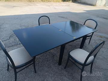 Tavolo da cucina con sedie