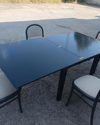Tavolo da cucina con sedie