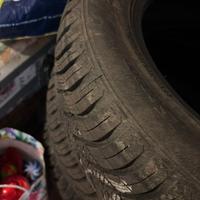 set di pneumatici automobile 