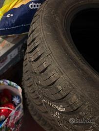 set di pneumatici automobile 