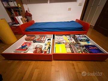 Letti singoli, materassi e mensole cameretta