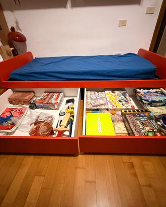 Letti singoli, materassi e mensole cameretta