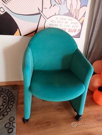 Poltrona in Alcantara con ruote