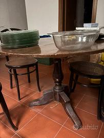 Tavolo con sedie viennesi