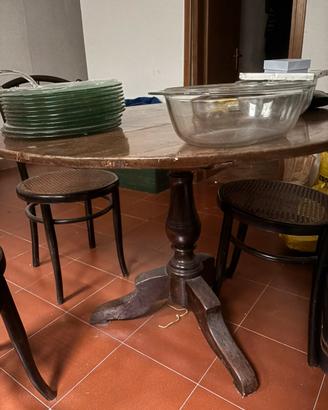 Tavolo con sedie viennesi