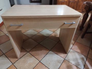 Scrivania da cameretta con spigoli arrotondati 