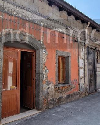 Casa singola con cortile e garage a Linguaglossa