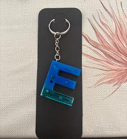 Portachiavi in resina lettera E