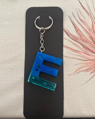 Portachiavi in resina lettera E