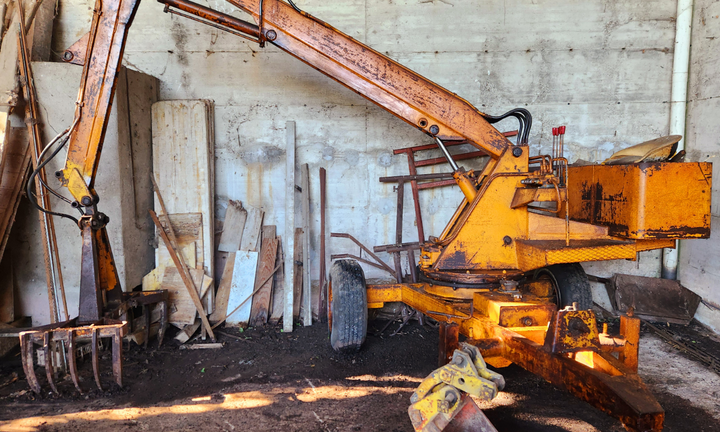 Ragno caricaletame con pala da scavo