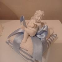 Angelo profumatore in gessetto adagiato su cu