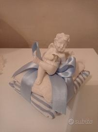 Angelo profumatore in gessetto adagiato su cu