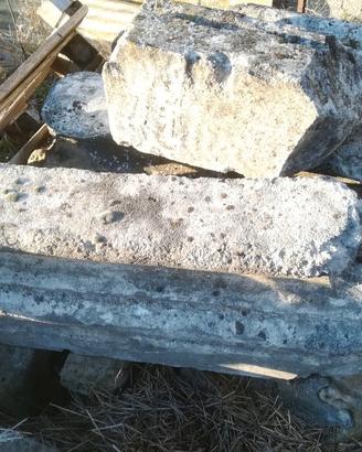 basamento antico in pietra di lesene 