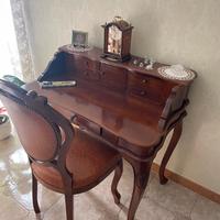 Scrittoio in legno pregiato e sedia