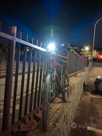 Mountain bike nera è verde