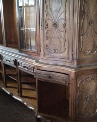 Vetrina in legno di noce H 240,  P 60, L 300.