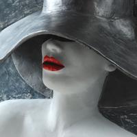 Donna con cappello color grafite.